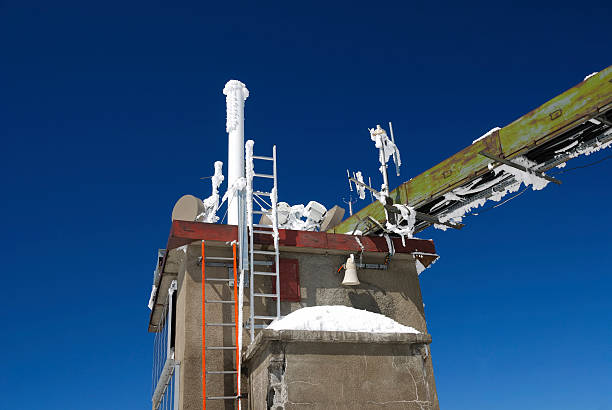 attrezzature di tempo di cielo contro pulire - arctic station snow science foto e immagini stock