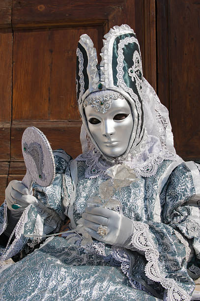 o silver mulher - mirror women baroque style fashion - fotografias e filmes do acervo