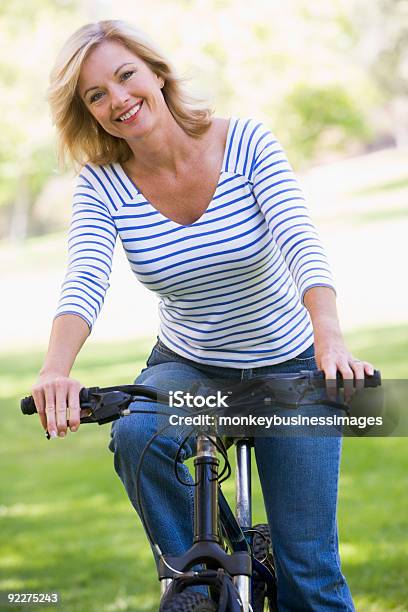 女性屋外でのサイクリング - 中年の女性のストックフォトや画像を多数ご用意 - 中年の女性, サイクリング, 自転車