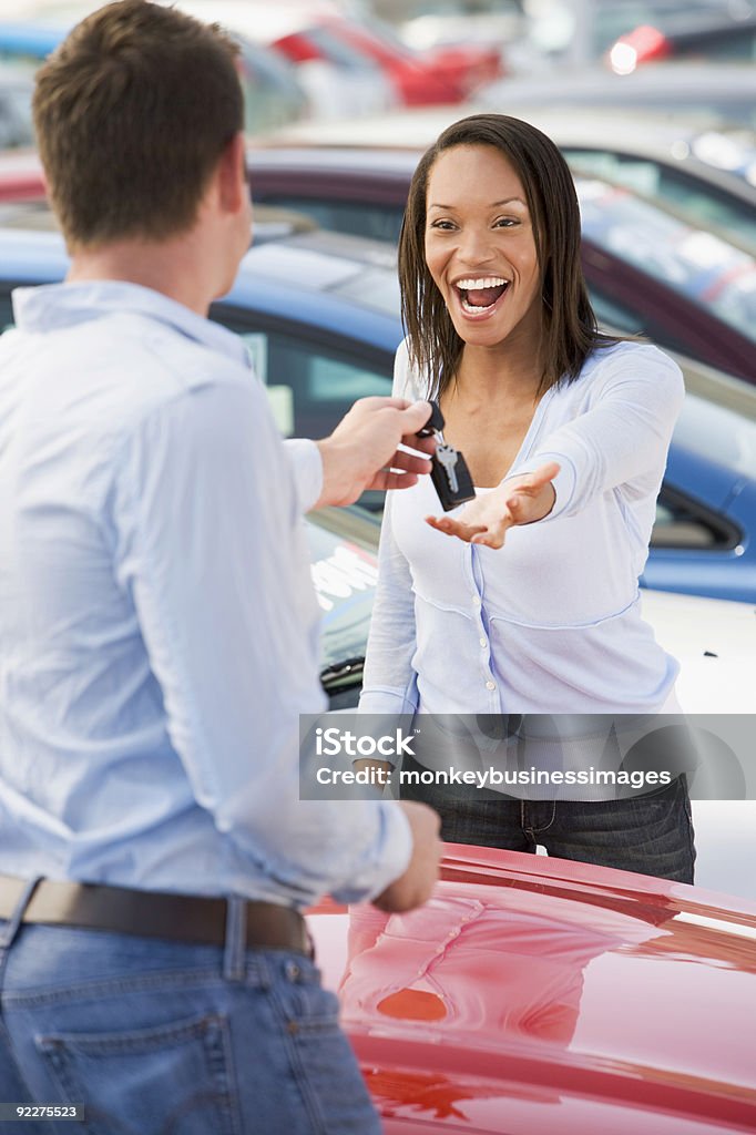 Kobieta zbieranie klucze do nowego samochodu - Zbiór zdjęć royalty-free (Samochód)