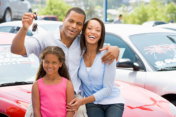 famiglia raccogliendo nuova auto - car african descent shopping car dealership foto e immagini stock