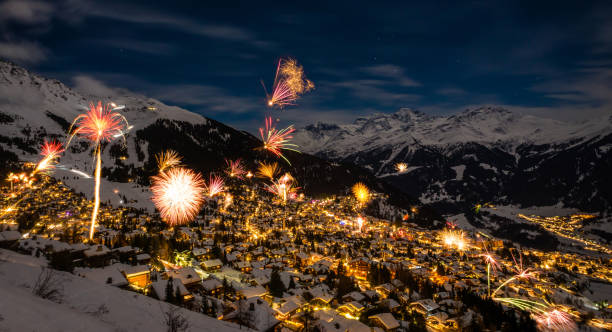 fuegos artificiales de año nuevo en las montañas suizas. - village switzerland landscape swiss culture fotografías e imágenes de stock