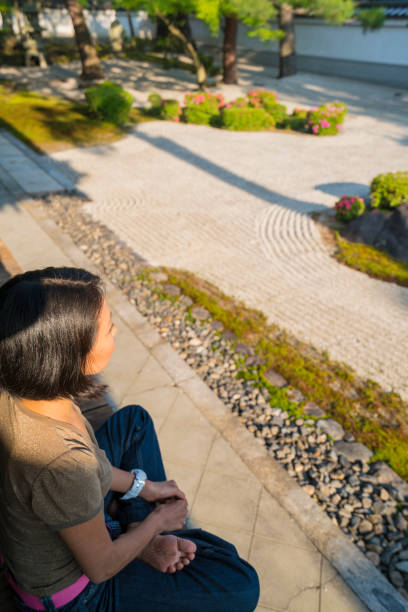 femme et zen jardin de chion-ji à kyoto, japon - zen like women temple meditating photos et images de collection