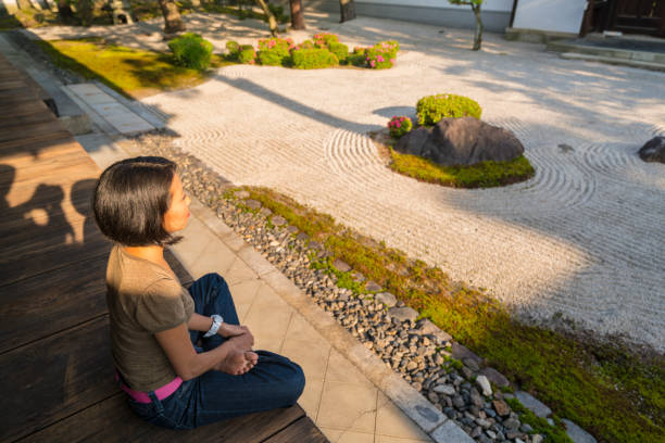 femme et zen jardin de chion-ji à kyoto, japon - zen like women temple meditating photos et images de collection