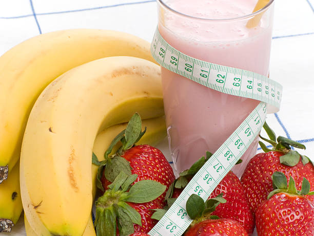 smoothies feitos com morangos e as bananas - textile healthy eating instrument of measurement tape measure imagens e fotografias de stock