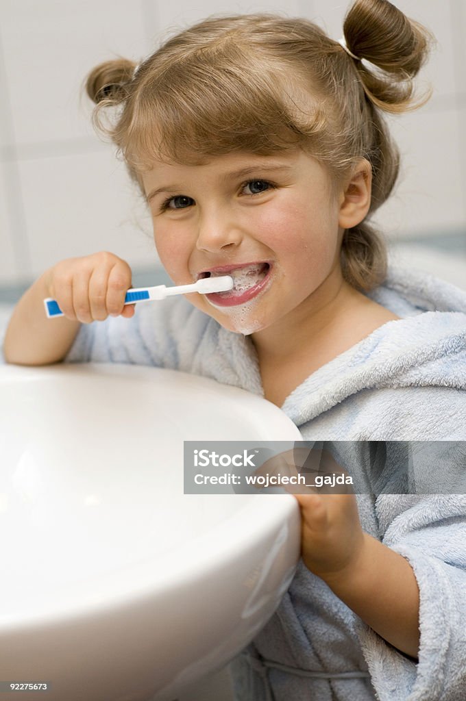 Petite fille Se brosser les dents dans la salle de bains - Photo de Se brosser les dents libre de droits