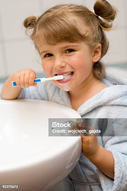 Photo libre de droit de Petite Fille Se Brosser Les Dents Dans La Salle De Bains banque d'images et plus d'images libres de droit de Se brosser les dents