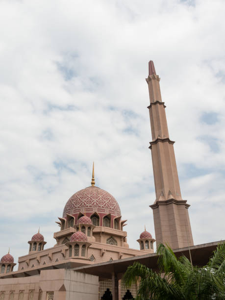 istock Putra Mosque in Putrajaya, Malaysia 922757068