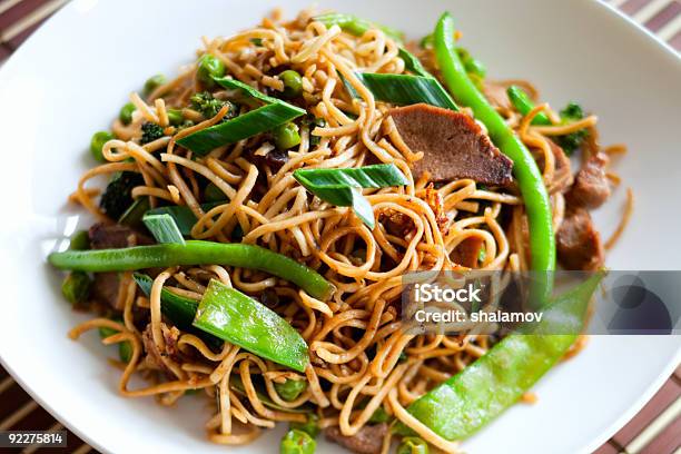 Foto de Deliciosa Carne De Panela Wok e mais fotos de stock de Alimentação Saudável - Alimentação Saudável, Almoço, Branco