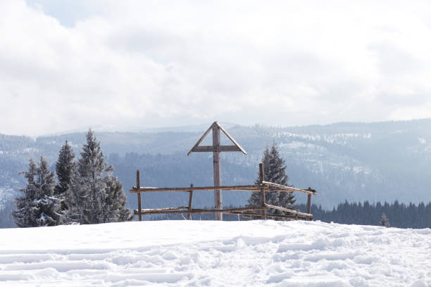 istock Wooden cross in winter 922758166