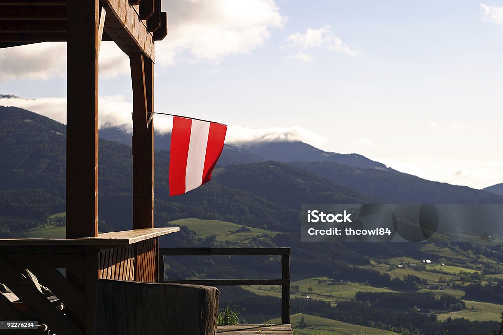 Drapeau autrichien devant les montagnes - Photo de Alpes européennes libre de droits