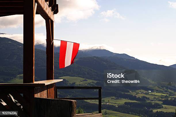 オーストリアの前で国旗の山々 - かすみのストックフォトや画像を多数ご用意 - かすみ, まぶしい, オーストリア