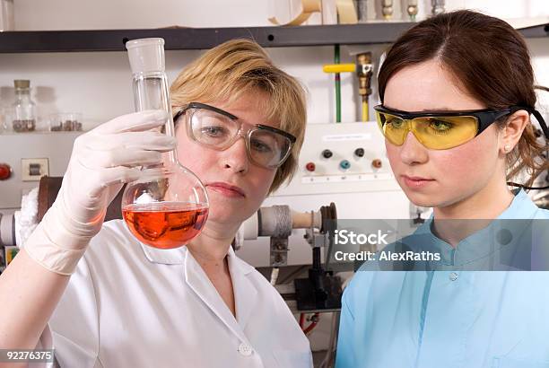 Foto de Laboratório e mais fotos de stock de Adulto - Adulto, Aula de Química, Bactéria