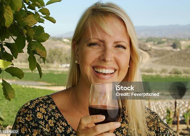 Schöne Frau Weinverkostung Stockfoto und mehr Bilder von Alkoholisches Getränk - Alkoholisches Getränk, Attraktive Frau, Besonderes Lebensereignis