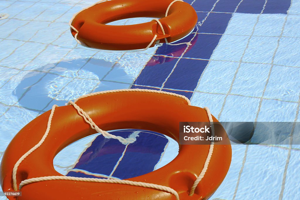 Deux Lifebuoy dans la piscine-Gros plan - Photo de Assistance libre de droits