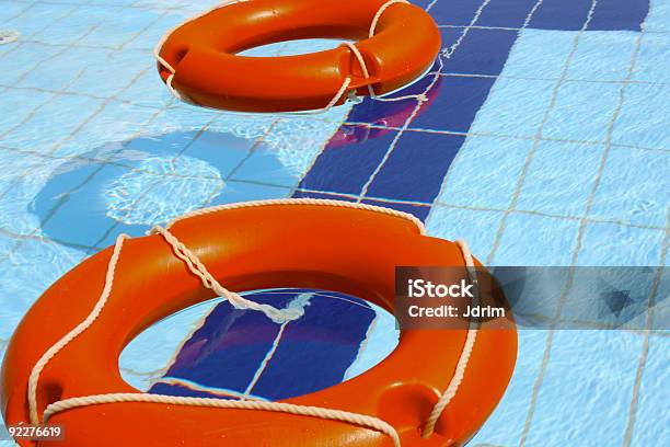 두 Lifebuoy 있는 수영장closeup 0명에 대한 스톡 사진 및 기타 이미지 - 0명, SOS, 고독-개념