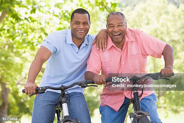 Zwei Männer Auf Fahrrädern Die Im Freien Lächeln Stockfoto und mehr Bilder von 70-79 Jahre - 70-79 Jahre, Afro-amerikanischer Herkunft, Aktiver Lebensstil