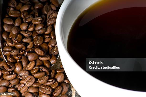 Tazza Di Caffè E Fagioli - Fotografie stock e altre immagini di Arrosto - Cibo cotto - Arrosto - Cibo cotto, Bibita, Caffeina