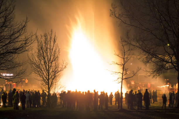 ludzie świętują wokół wielkiego ogromnego tradycyjnego wydarzenia pożarowego. - walpurgis zdjęcia i obrazy z banku zdjęć