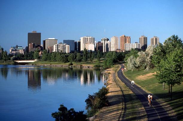 ottawa parkway und die skyline - ottawa stock-fotos und bilder