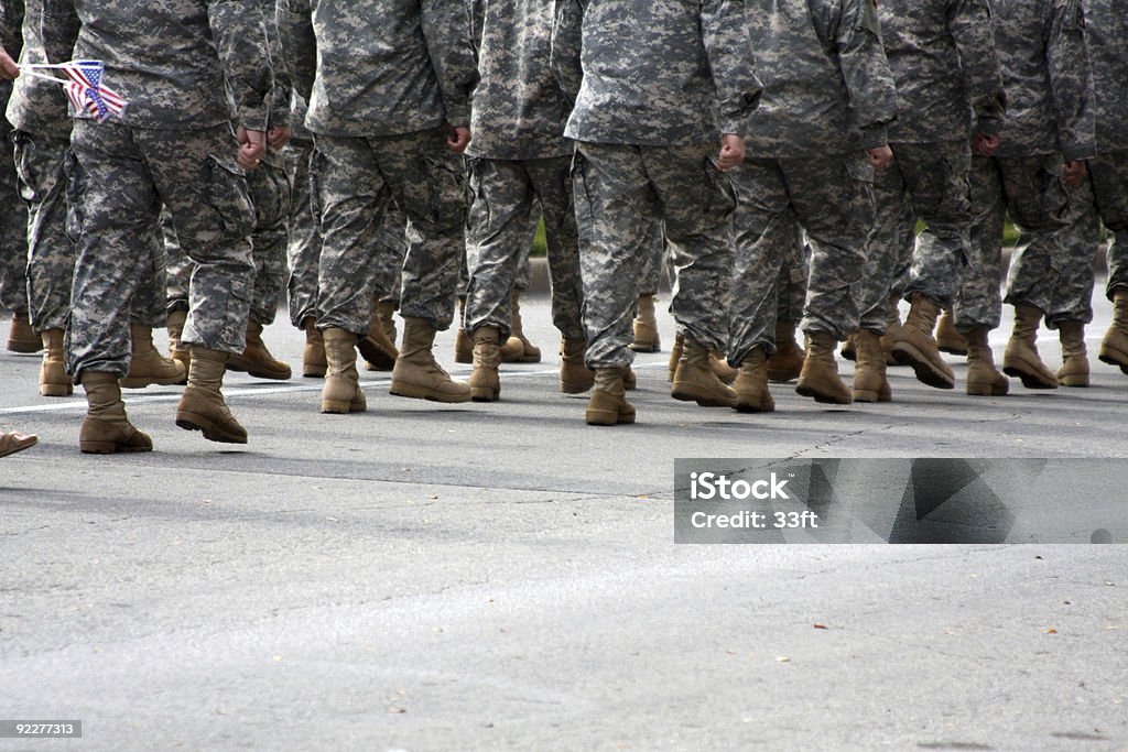 Truppe militari americani Marciare lungo la strada - Foto stock royalty-free di Marciare