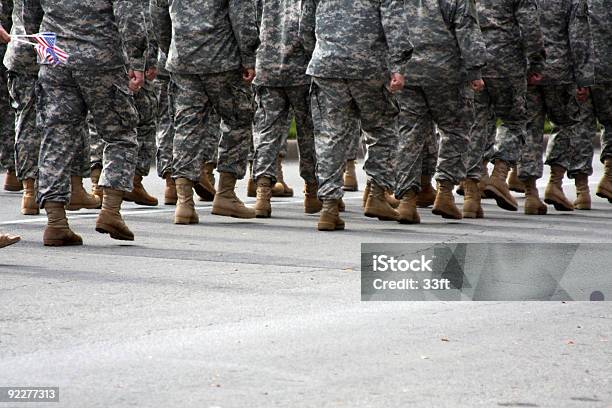 Truppe Militari Americani Marciare Lungo La Strada - Fotografie stock e altre immagini di Marciare - Marciare, Personale militare, Cultura americana