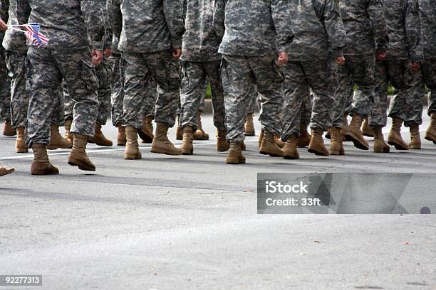 American Forças Militares Marchar Ao Longo Da Rua - Fotografias de stock e mais imagens de Marchar - Marchar, Profissão Militar, Cultura Americana