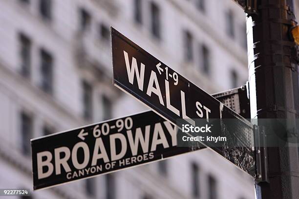 Wall Street - Fotografias de stock e mais imagens de Wall Street - Wall Street, Sinal, Cidade Pequena Americana