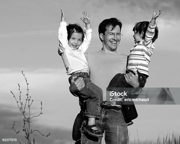 Famiglia Felice - Fotografie stock e altre immagini di A mezz'aria - A mezz'aria, Adulto, Adulto di mezza età