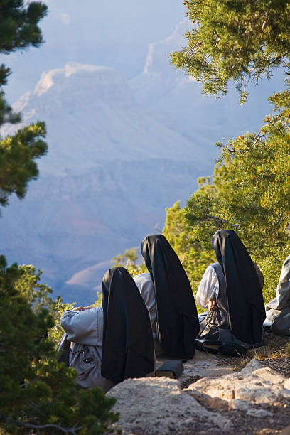 tres monjas culto al aire libre - nun praying clergy women fotografías e imágenes de stock