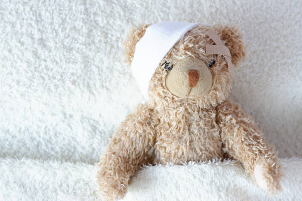oso de peluche enfermos con yeso. - child physical injury teddy bear wound fotografías e imágenes de stock
