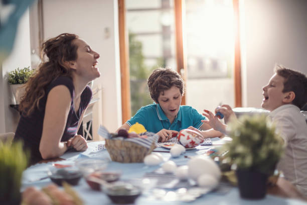 istock Family painting easter eggs 922777158