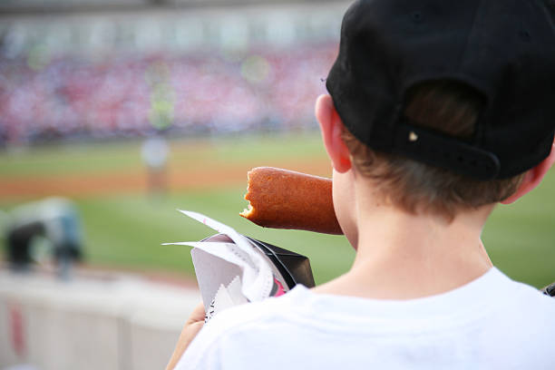 Partido de béisbol de los alimentos - foto de stock