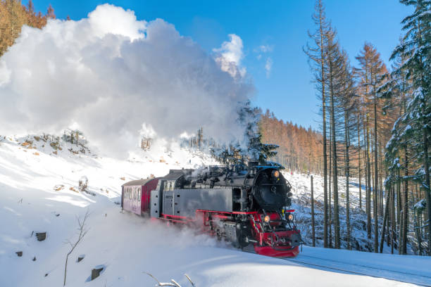 histórico tren de vapor que a toda velocidad montaña brocken en la región de harz - locomotive steam train train snow fotografías e imágenes de stock