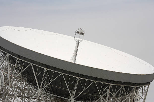 aeropuerto lovell radiotelescopio - jodrell bank radio telescope dish cheshire astronomy telescope observatory fotografías e imágenes de stock