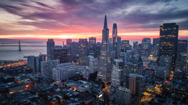 夜明けのサンフランシスコの街並み - san francisco county ストックフォトと画像