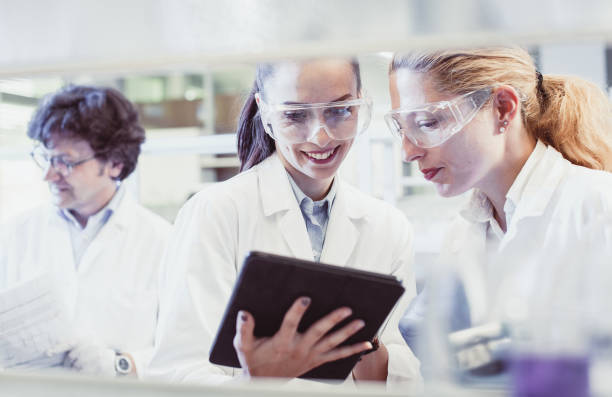 istock Scientist Discussing in The Laboratory 922781020