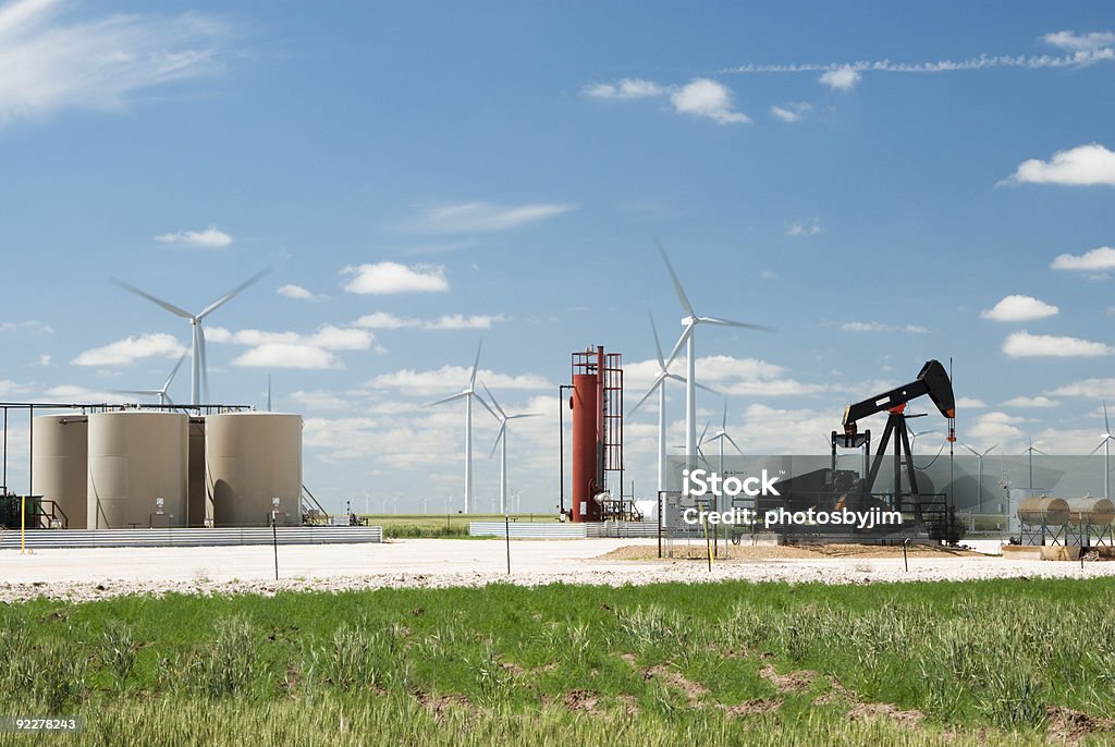 Ölquelle und wind farm - Lizenzfrei Windkraftanlage Stock-Foto