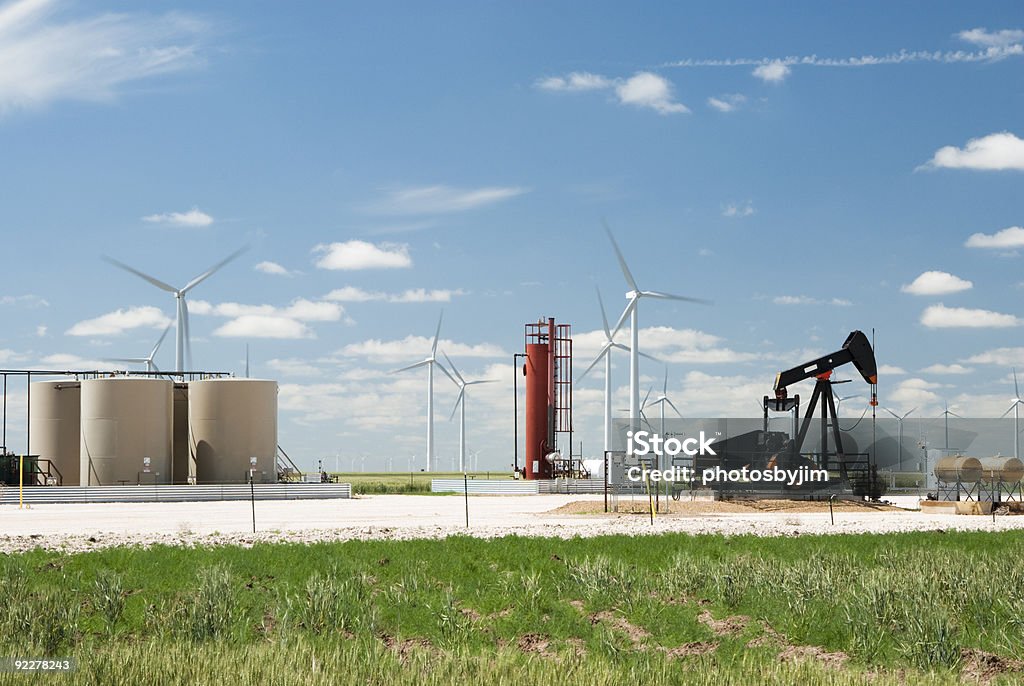 Poço de Petróleo e vento farm - Foto de stock de Turbina Eólica royalty-free