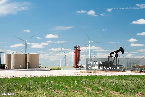 Foto de Poço De Petróleo E Vento Farm e mais fotos de stock de Turbina Eólica - Turbina Eólica, Óleo, Gasolina