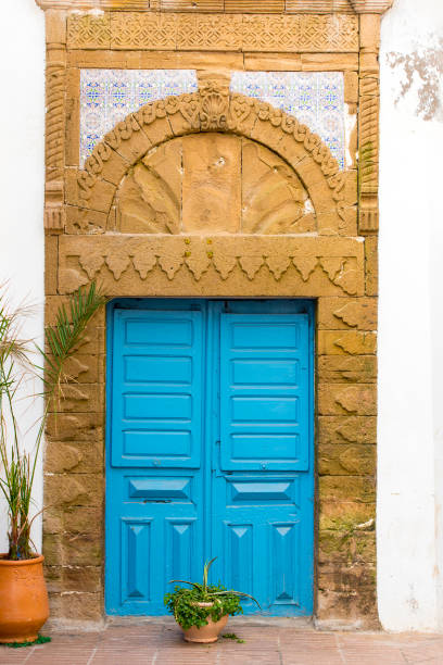 puerta tradicional marroquí en el antiguo distrito de medina - casablanca moroccan culture style islam fotografías e imágenes de stock