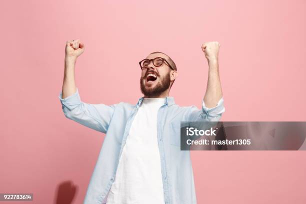 Foto de Ganhar Sucesso Homem Feliz Em Êxtase Celebrar Ser Um Vencedor Dinâmica Energética Imagem Do Modelo Masculino e mais fotos de stock de Homens