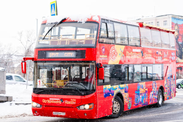 czerwony turystyczny piętrowy autobus w moskwie - emergency sign winter driving emergency services zdjęcia i obrazy z banku zdjęć