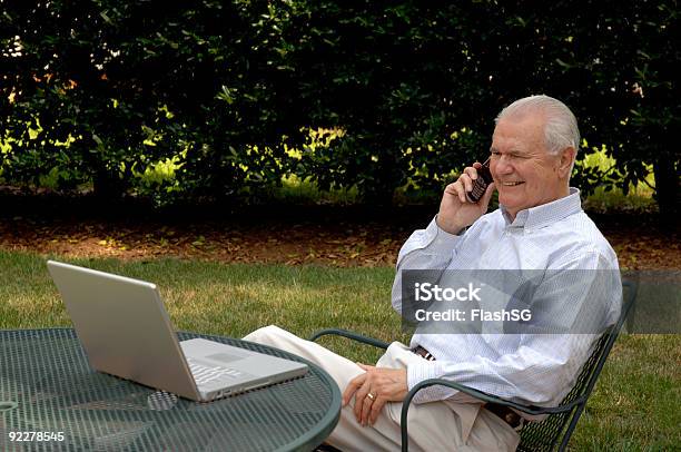 Foto de Totalmente Sem Fio e mais fotos de stock de Adulto - Adulto, Aposentadoria, Atividade Recreativa