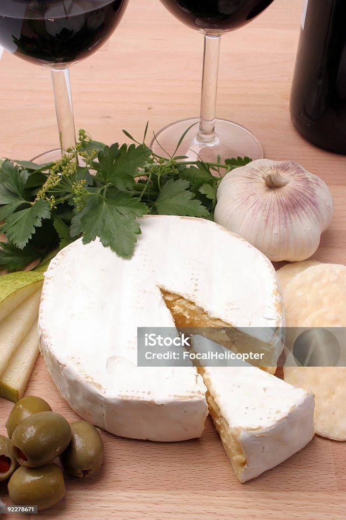 Красное вино и сыр Бри - Стоковые фото Без людей роялти-фри