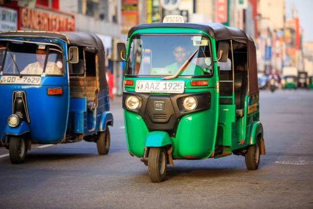 tuktuk-taxi auf den straßen von colombo; sri lanka - sri lanka jinrikisha rickshaw tricycle stock-fotos und bilder