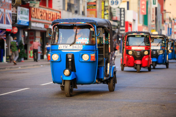 tuktuk-taxi auf den straßen von colombo; sri lanka - sri lanka jinrikisha rickshaw tricycle stock-fotos und bilder