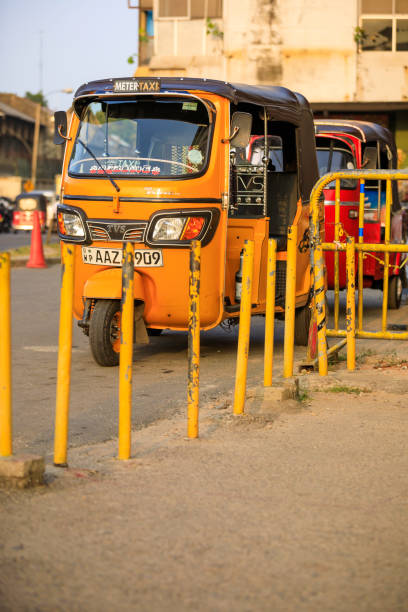 tuktuk-taxi auf den straßen von colombo; sri lanka - sri lanka jinrikisha rickshaw tricycle stock-fotos und bilder