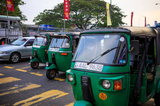 tuktuk-taxi auf den straßen von colombo; sri lanka - sri lanka jinrikisha rickshaw tricycle stock-fotos und bilder