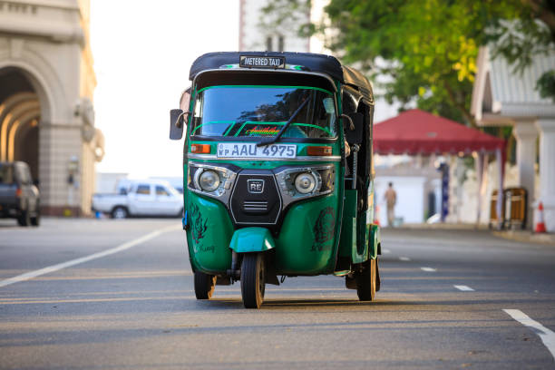 tuktuk-taxi auf den straßen von colombo; sri lanka - sri lanka jinrikisha rickshaw tricycle stock-fotos und bilder